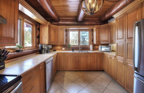 Lac Superieur Village Ski Chalet | ☆ TREMBLANT ⛷ Spa, Fireplace, Nature Retreat, Lake Access ☀