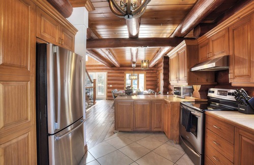Lac Superieur Village Ski Chalet | ☆ TREMBLANT ⛷ Spa, Fireplace, Nature Retreat, Lake Access ☀