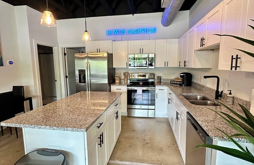 TMAG Thompson LN - Murfreesboro Rd Condo | Tremendous 1-bedroom condo in Nashville located 5 mins from BNA