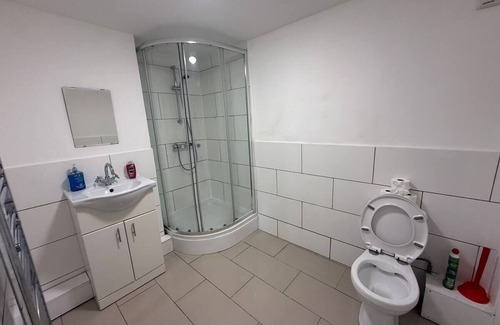 Coldharbour Apartment | Tremendous 4-bedroom apartment with AC in vibrant London BT7