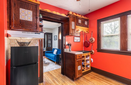 Tremont Apartment | Tremont - 2BR apt - Pet Friendly, Convenient to Stadiums, Clinic, Museums & more