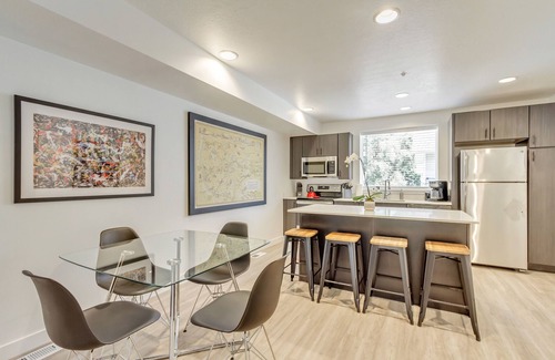 People's Freeway House | Trendsetter’s Downtown SLC 2 Master Suites/2.5BA +Garage