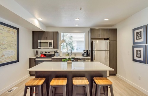 People's Freeway House | Trendsetter’s Downtown SLC 2 Master Suites/2.5BA +Garage