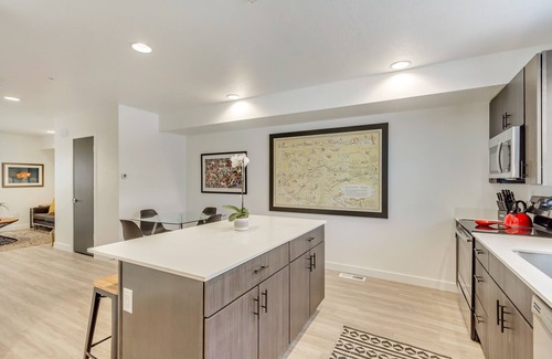 People's Freeway House | Trendsetter’s Downtown SLC 2 Master Suites/2.5BA +Garage