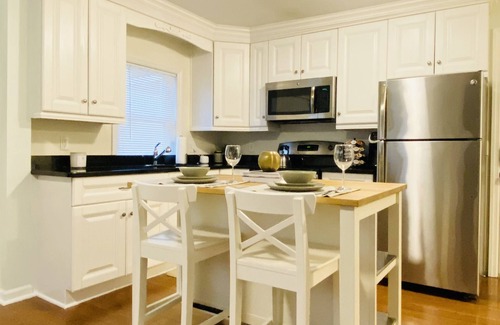 Stamford Cottage | Trendy 1 bedroom +loft apartment w/parking