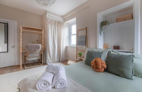Broxburn Apartment | Trendy 2 Bed Flat - Near Airport