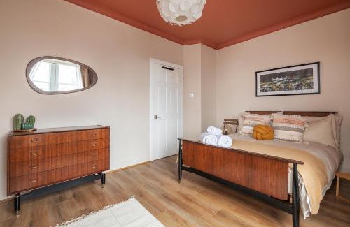 Broxburn Apartment | Trendy 2 Bed Flat - Near Airport