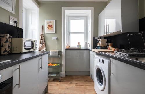 Broxburn Apartment | Trendy 2 Bed Flat - Near Airport