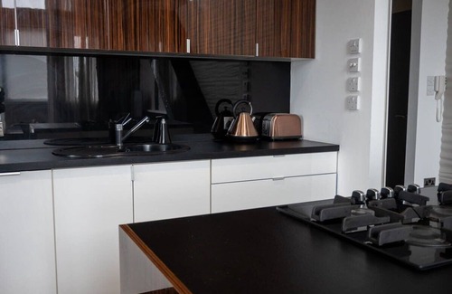North West Apartment | Trendy 3-Bed Flat with River Views Glasgow