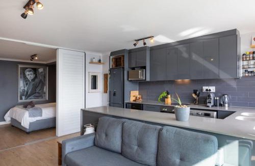 Observatory Apartment | Trendy Bachelor Pad Free Parking Rooftop Pool