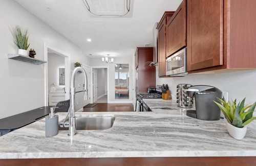 Downtown Pittsburgh House | Trendy Downtown 1BR | Free Parking | Gym | Views