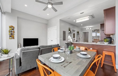 Downtown Pittsburgh House | Trendy Downtown 1BR | Free Parking | Gym | Views