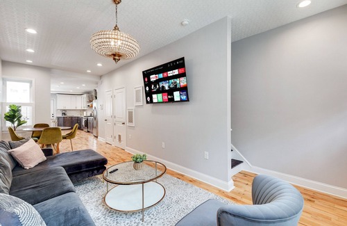 Fairmount House | Trendy Fairmount Gem Roof Deck