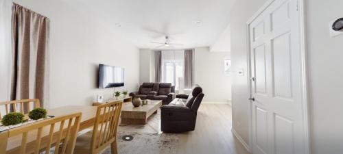 Lakeview Apartment | Trendy Loft in Southport