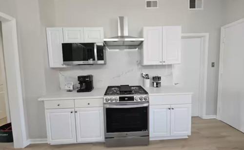 Lakeview Apartment | Trendy Loft in Southport
