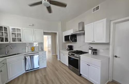Lakeview Apartment | Trendy Loft in Southport