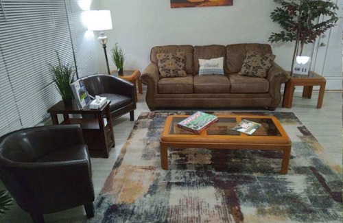 Russell House | Trendy! Pro Cleaned, Self Check In - Sleeps 10