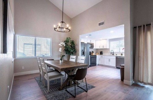 South Natomas House | Trendy Stylish * King Bed * Mins to DT