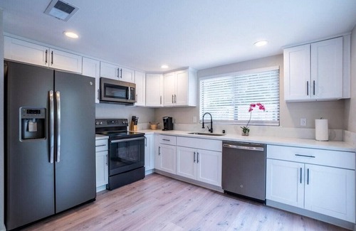 South Natomas House | Trendy Stylish * King Bed * Mins to DT
