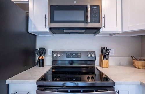 South Natomas House | Trendy Stylish * King Bed * Mins to DT
