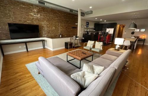 Wicker Park House | Trendy Wicker Park Loft with Parking