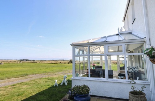 Caergeiliog House | TREWAN HOUSE, pet friendly, character holiday cottage in Rhosneigr
