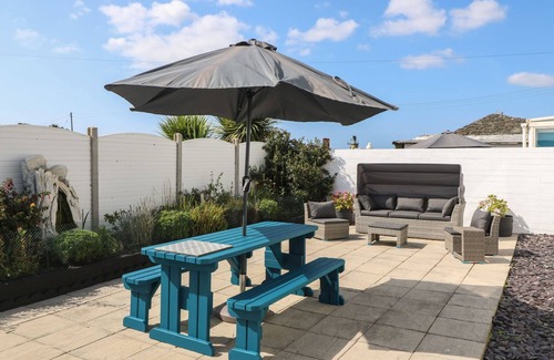 Caergeiliog House | TREWAN HOUSE, pet friendly, character holiday cottage in Rhosneigr