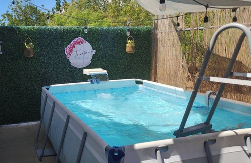 Aguirre House | Trinitarias Guest's House's pool/bar/karaoke/wifi