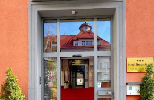Mitte House | Triple Room - Hotel Burgschmiet GmbH