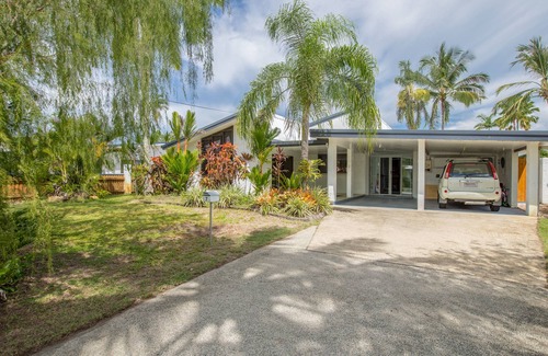 Holloways Beach House | Tropical Beachside Home - Pool, Wifi
