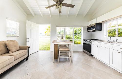 Bottle Creek Apartment | Tropical Bottle Creek Stay & Onsite Parking