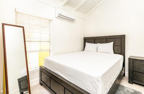 Bottle Creek Apartment | Tropical Bottle Creek Stay & Onsite Parking