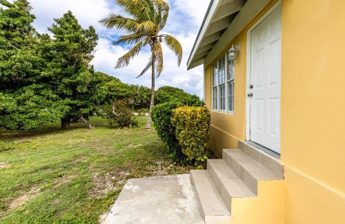 Bottle Creek Apartment | Tropical Bottle Creek Stay & Onsite Parking