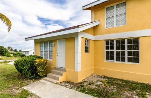 Bottle Creek Apartment | Tropical Bottle Creek Stay & Onsite Parking
