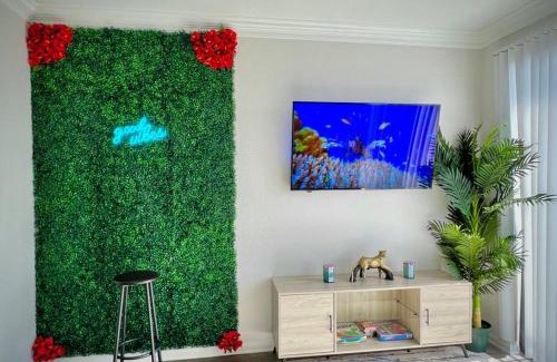 South Central Houston Apartment | Tropical Breeze - 2BR/NRG/Medical Center/Galleria