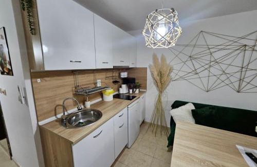 Ravda Apartment | Tropical Chic for Two, Basement Studio Escape by Flat Mаnager