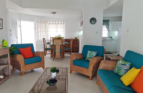 Hastings Condo | Tropical Condo Overlooking Pool & Garden