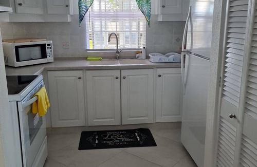 Hastings Condo | Tropical Condo Overlooking Pool & Garden