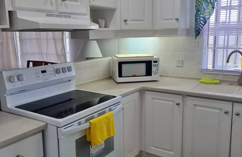 Hastings Condo | Tropical Condo Overlooking Pool & Garden
