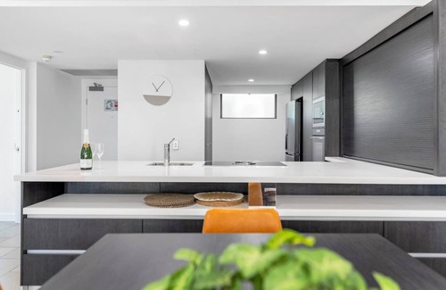 Palm Cove Apartment | Tropical Escape Coastal Daydreams with Rooftop Spa