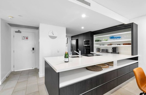 Palm Cove Apartment | Tropical Escape Coastal Daydreams with Rooftop Spa