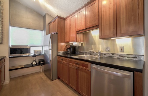 Kihei House | Tropical Garden Family Home - Sleeps 6 - Walk to Beach, BBQ, Hot Tub