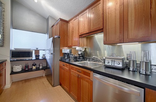 Kihei House | Tropical Garden Family Home - Sleeps 6 - Walk to Beach, BBQ, Hot Tub