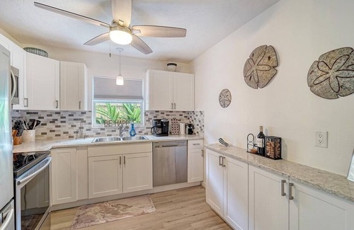 Downtown Villa | Tropical Heart Villa walking distance to Downtown and 5 min drive to Beach!
