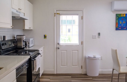 Central Oakland Park Cottage | Tropical Hideway