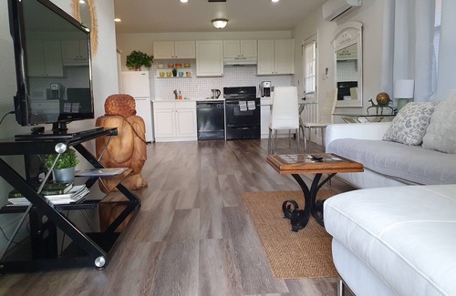 Central Oakland Park Cottage | Tropical Hideway
