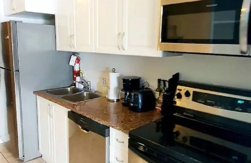The Bight Condo | Tropical Oasis w/ pool, gym, king bed, wifi, AC & walk to restaurants & beach