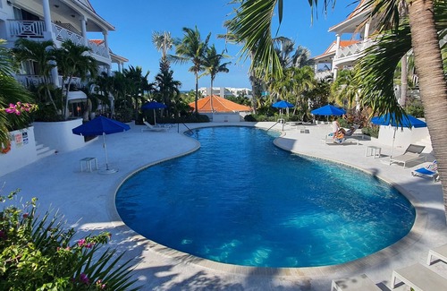 The Bight Condo | Tropical Oasis w/ pool, gym, king bed, wifi, AC & walk to restaurants & beach