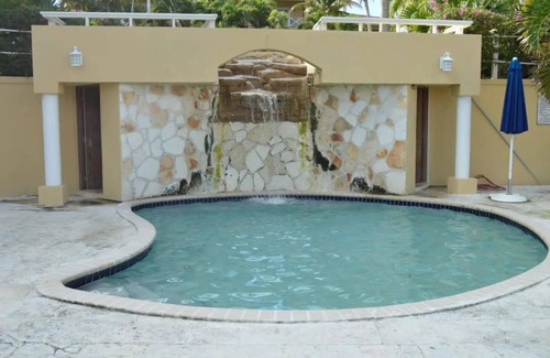 The Bight Condo | Tropical Oasis w/ pool, gym, king bed, wifi, AC & walk to restaurants & beach