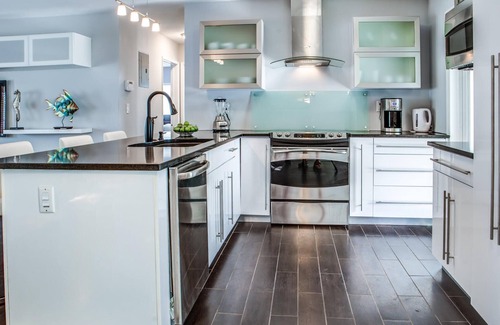 Wilton Manors House | Tropical Oasis heated salt pool & Hot Tub in Wilton Manor